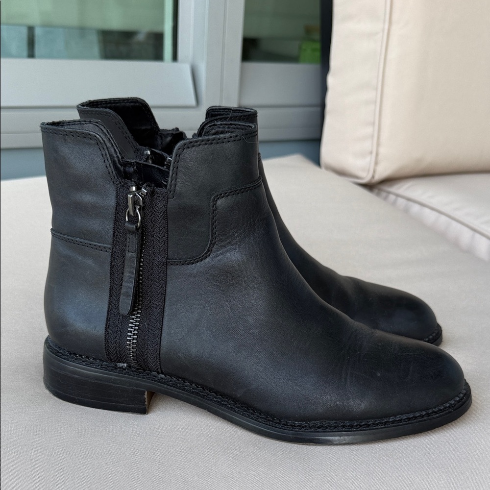 Sleek Black Women’s Leather Boots with Side Zipper